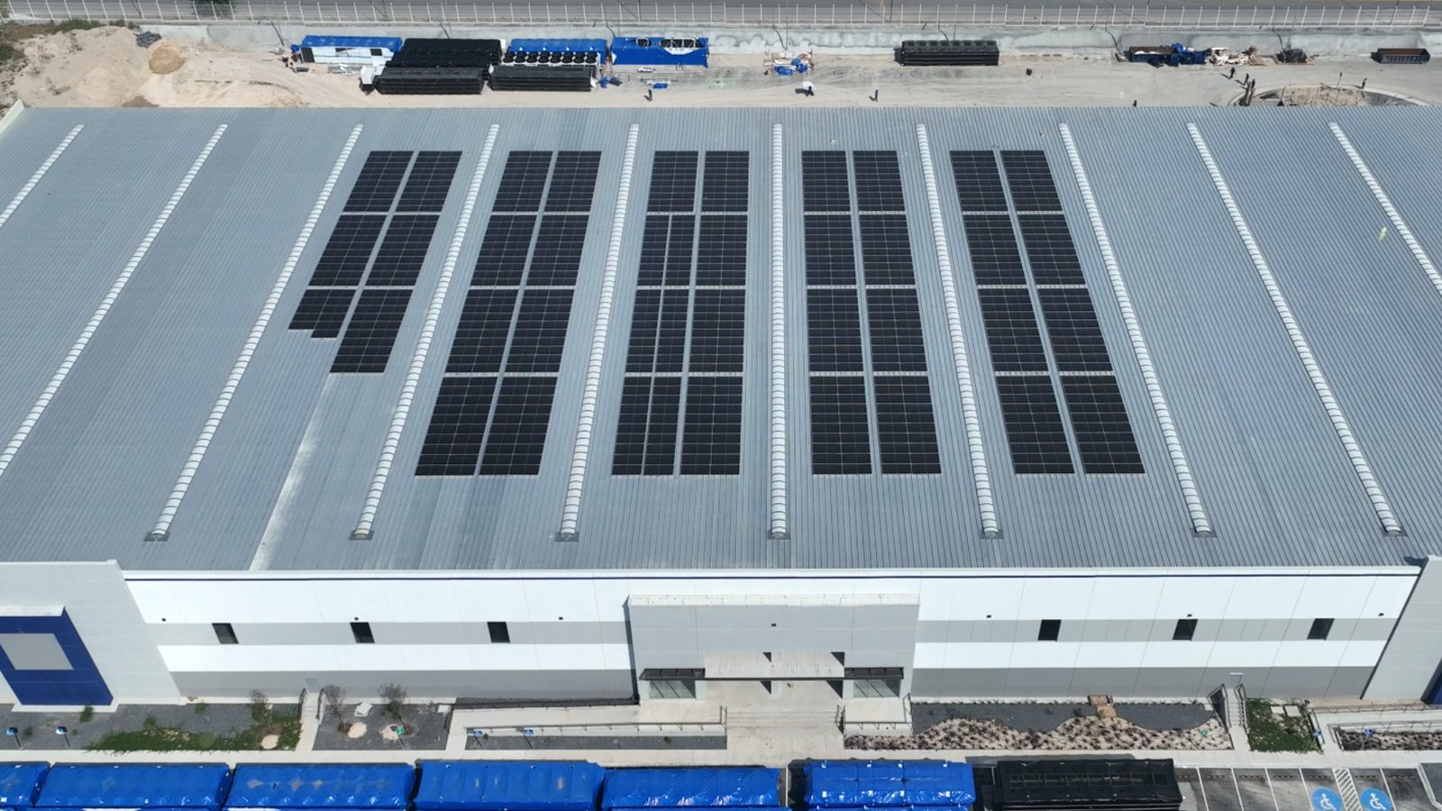Cubierta industrial con planta fotovoltaica